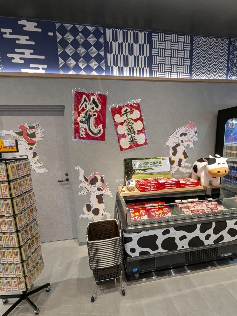 和柄と猫の装飾（TOBI・BITO SOUVENIR TOKYO）