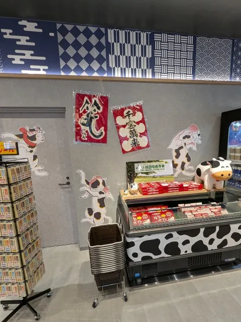 和柄と猫の装飾（TOBI・BITO SOUVENIR TOKYO）