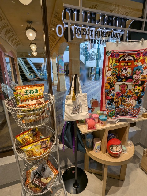 商品カゴとダルマのいる商品机（TOBI・BITO SOUVENIR TOKYO）