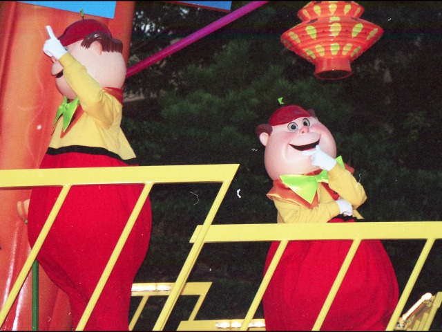 ディーとダム（ディズニー・ハロウィーン・パレード 2005）