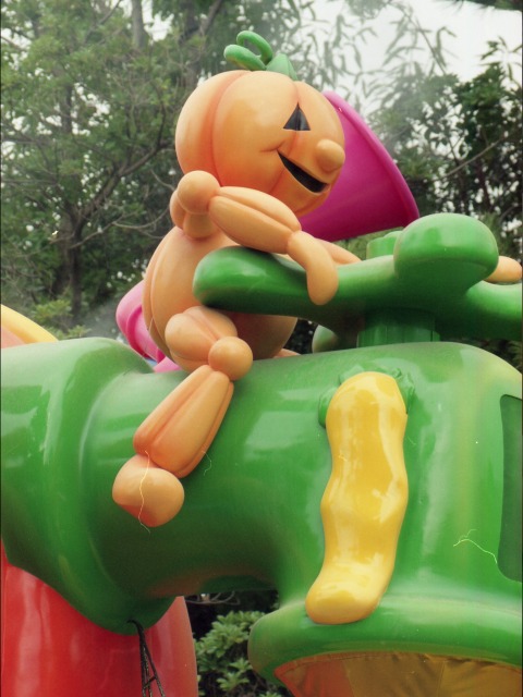 蛇口をひねるかぼちゃ人形（ディズニー・ハロウィーン・パレード 2005）