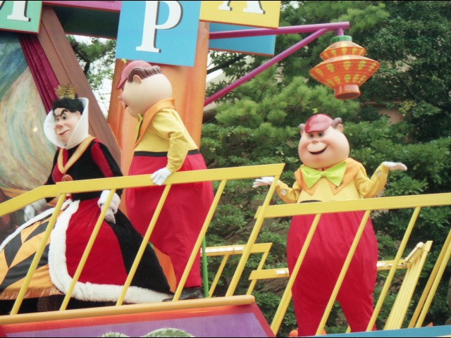 クイーン・オブ・ハート、ディー、ダム（ディズニー・ハロウィーン・パレード 2005）