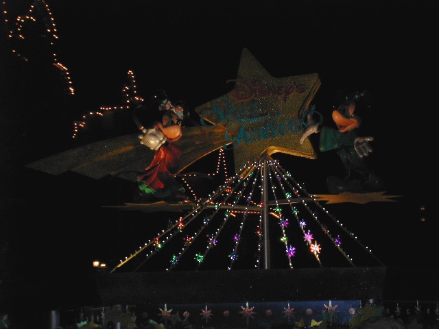 ミニーとミッキーのモニュメント（ディズニー・スターフェスティバル 2003）