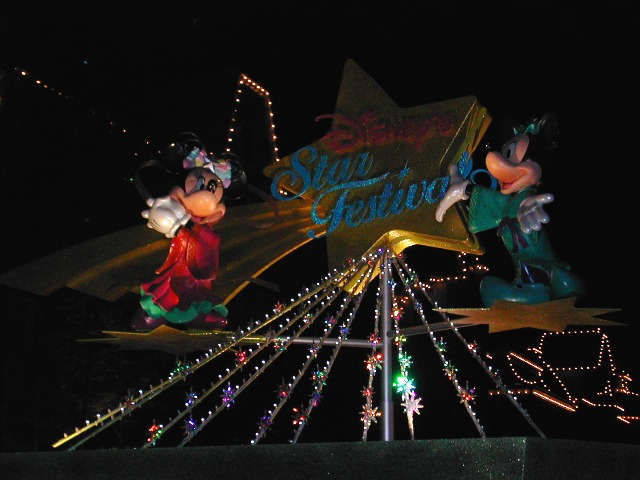 ミニーとミッキーのモニュメント（ディズニー・スターフェスティバル 2003）