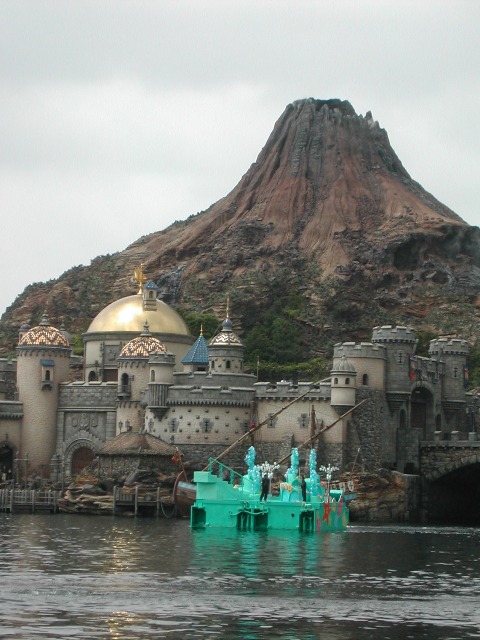 撤収中の舞台（アリエルのシーサイドトレジャー）