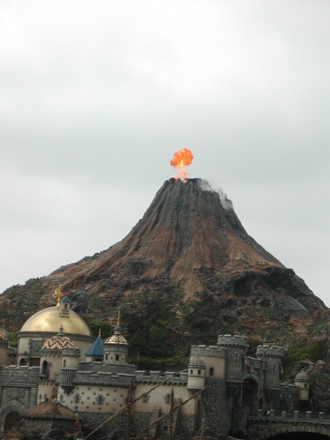 噴火するプロメテウス火山（メディテレーニアンハーバー）