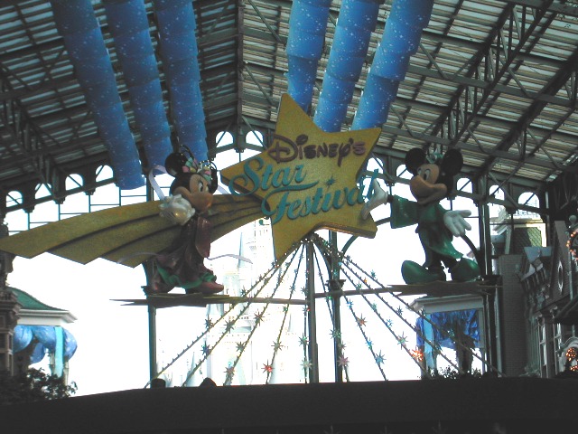 ミッキーとミニーのモニュメント（ディズニー・スターフェスティバル 2003）