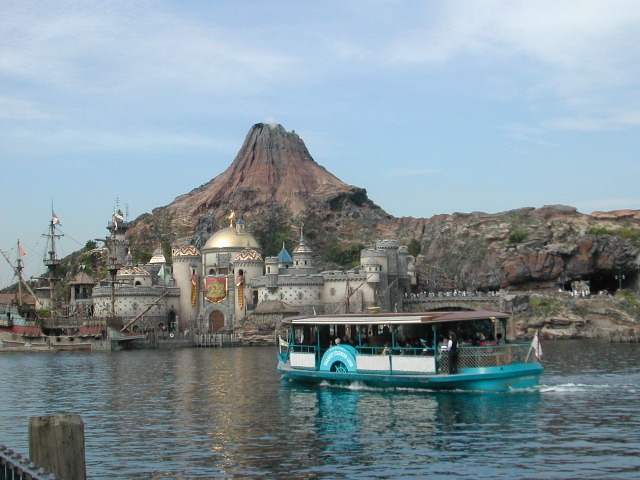 プロメテウス火山を背景に（ディズニーシー・トランジットスチーマーライン）