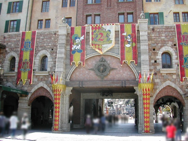 ミラコスタ通り入り口飾り（東京ディズニーシー2ndアニバーサリー）