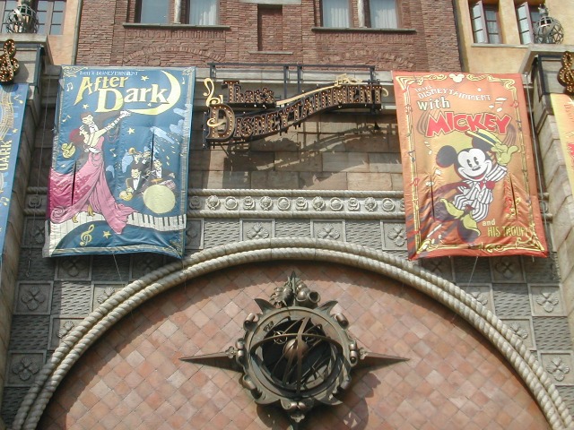 昼夜公演旗飾り（ザッツ・ディズニーテイメント）