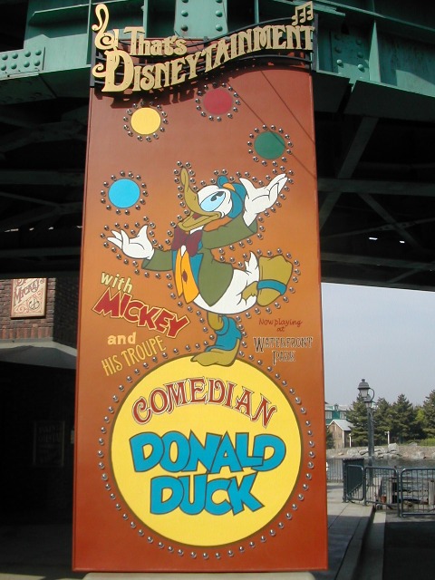 曲芸師ドナルド看板（ザッツ・ディズニーテイメント）