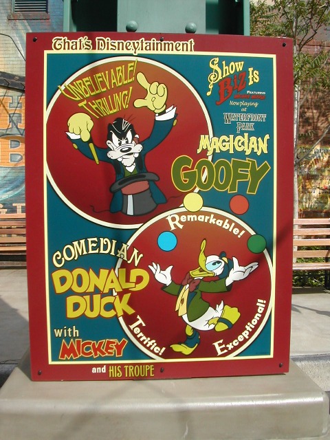 グーフィーとドナルド看板（ザッツ・ディズニーテイメント）