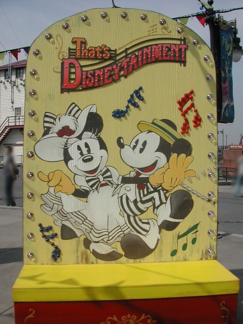 ミニーとミッキー看板（ザッツ・ディズニーテイメント）
