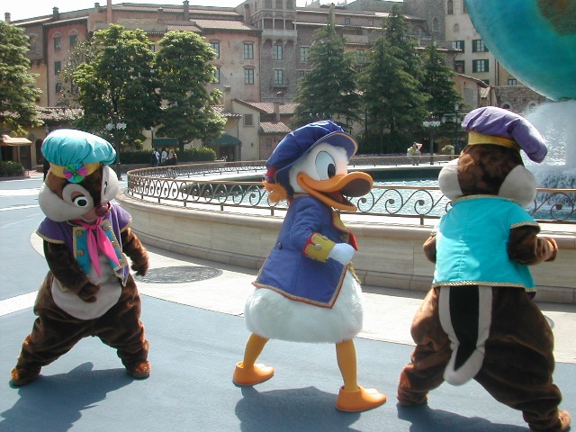 デール、ドナルド、チップ（エントランス）