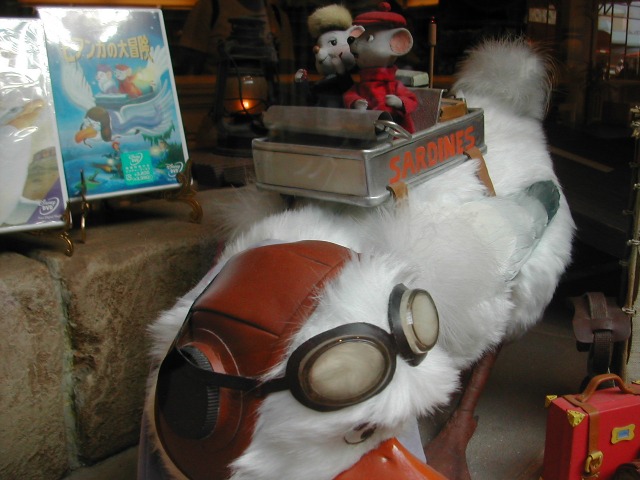 ショーウィンドウ ビアンカ、バーナード、オービル（ハウス・オブ・グリーティング）