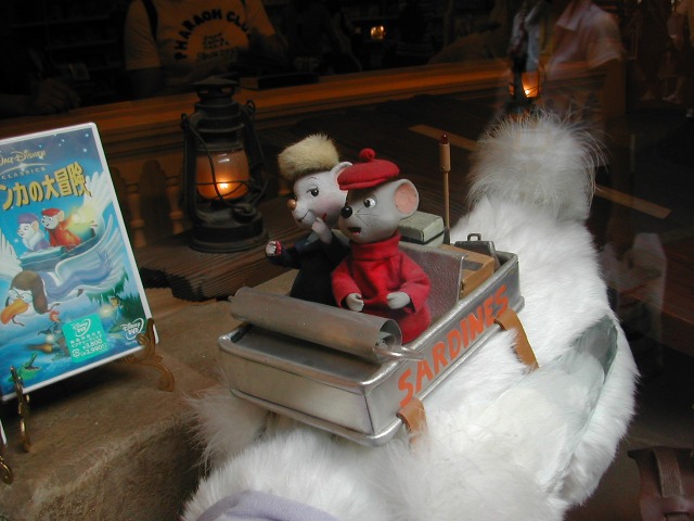 ショーウィンドウ ビアンカ、バーナード、オービル（ハウス・オブ・グリーティング）