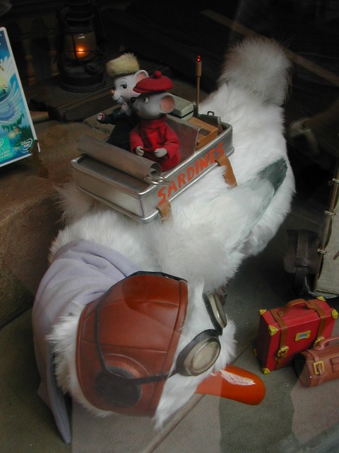 ショーウィンドウ ビアンカ、バーナード、オービル（ハウス・オブ・グリーティング）