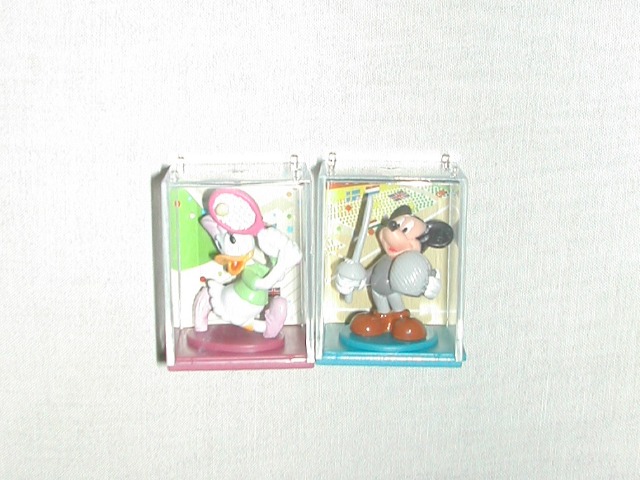 ディズニーキャラクター スポーツフィギュア デイジー（テニス）とミッキー（フェンシング）