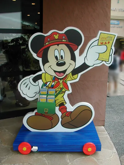 リゾートゲートウェイ・ステーション前でMAPを配るミッキーマウス（ディズニーキッズ・サマーアドベンチャー）