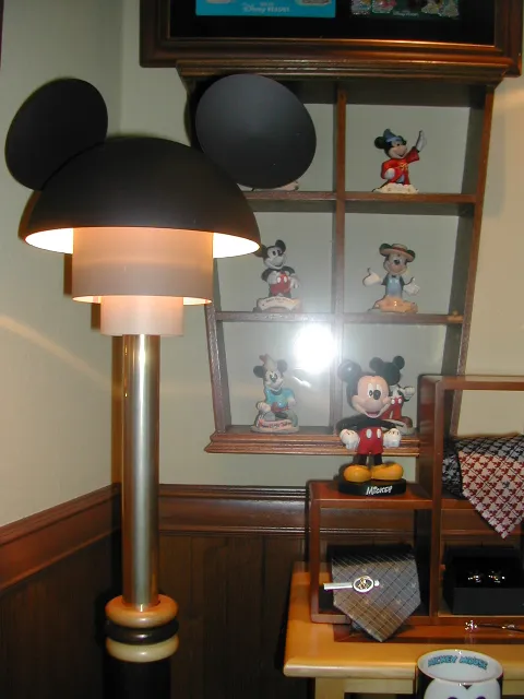 ミッキーランプシェードやフィギュア（タウンセンターファッション）