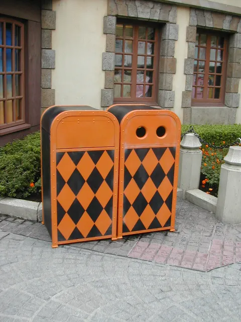 ハロウィーンカラーのトラッシュカン（ディズニー・ハロウィーン 2004）