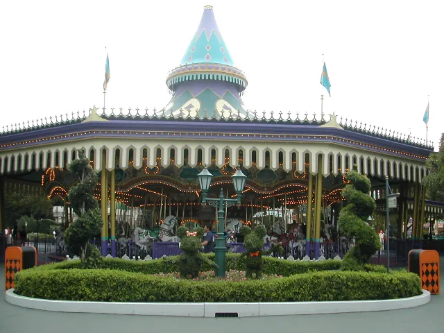 キャッスルカルーセル前のミッキーとミニーのトピアリー（ディズニー・ハロウィーン 2004）