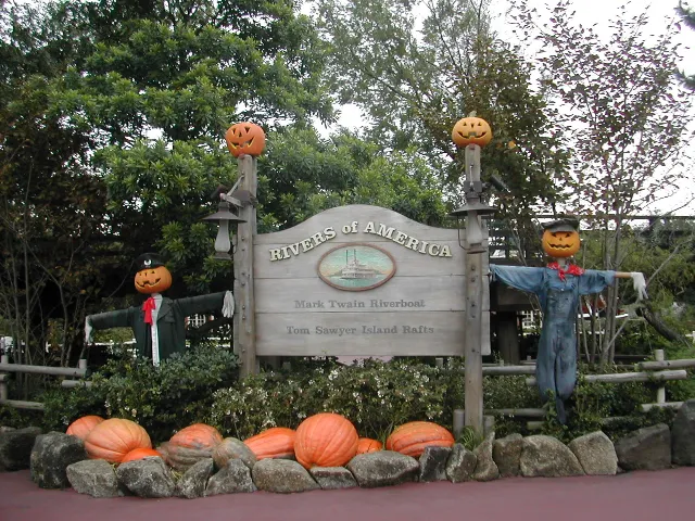 蒸気船マークトウェイン号看板とかかし（ディズニー・ハロウィーン 2004）