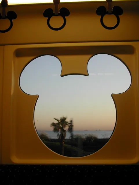 ミッキー窓(ディズニーリゾートライン)