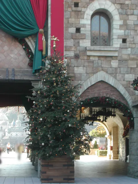 ミラコスタ通り入り口のクリスマスツリー ドナルドサイド（ハーバーサイド・クリスマス 2004）