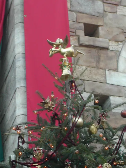 ミラコスタ通り入り口のクリスマスツリーのドナルドトップ（ハーバーサイド・クリスマス 2004）