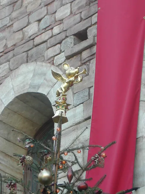 ミラコスタ通り入り口のクリスマスツリーのミッキートップ（ハーバーサイド・クリスマス 2004）