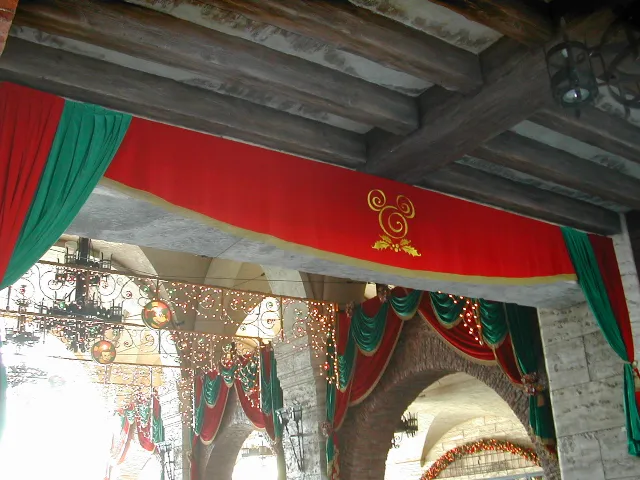 ミラコスタ通りの旗と電飾（ハーバーサイド・クリスマス 2004）