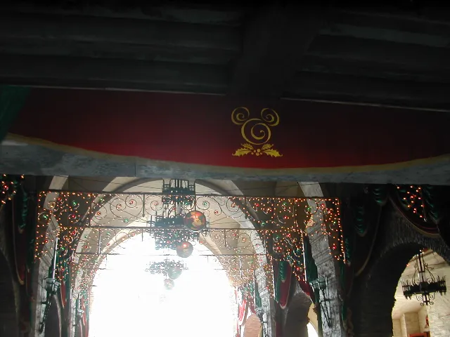 ミラコスタ通りの旗と電飾（ハーバーサイド・クリスマス 2004）