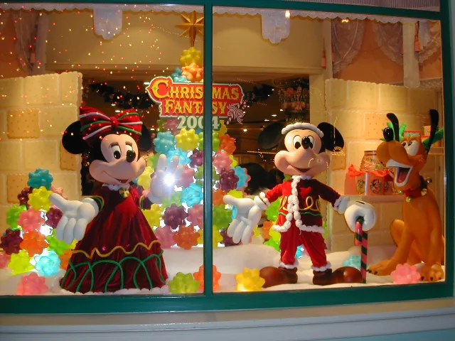 ショッピングウィンドウのミニー、ミッキー、プルート（ハーバーサイド・クリスマス 2004）