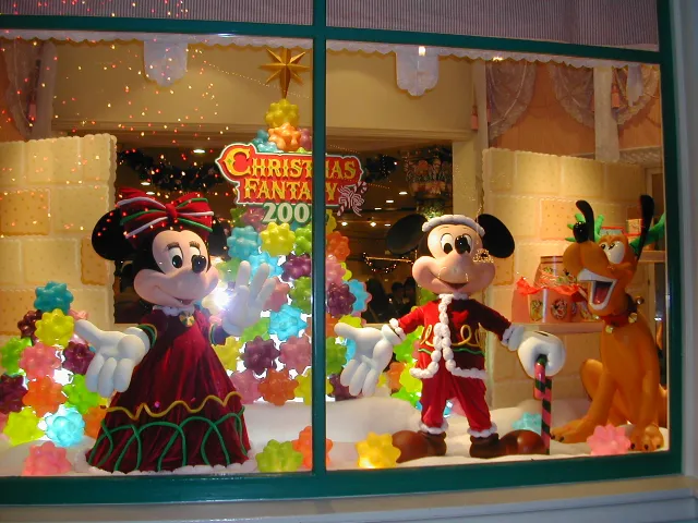ショッピングウィンドウのミニー、ミッキー、プルート（ハーバーサイド・クリスマス 2004）