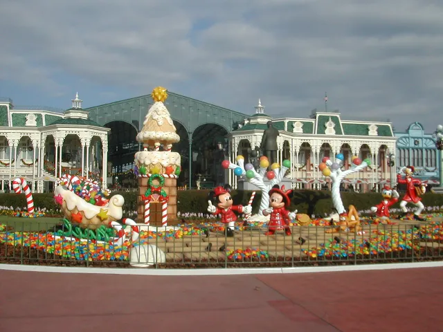 お菓子の塔のモニュメント（クリスマス・ファンタジー 2004）