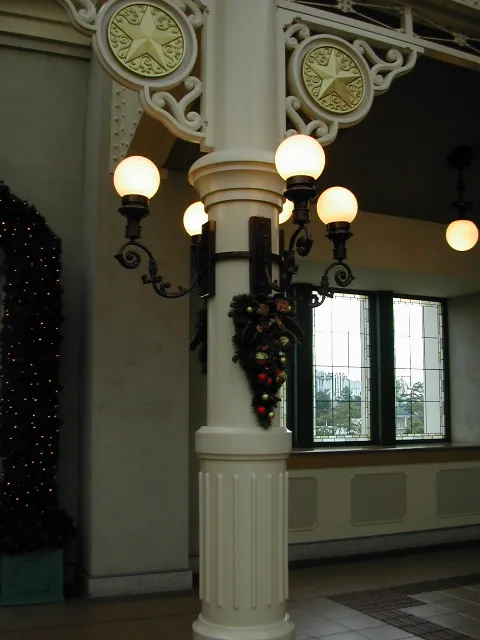 柱のクリスマスリース（東京ディズニーランド・ステーション）
