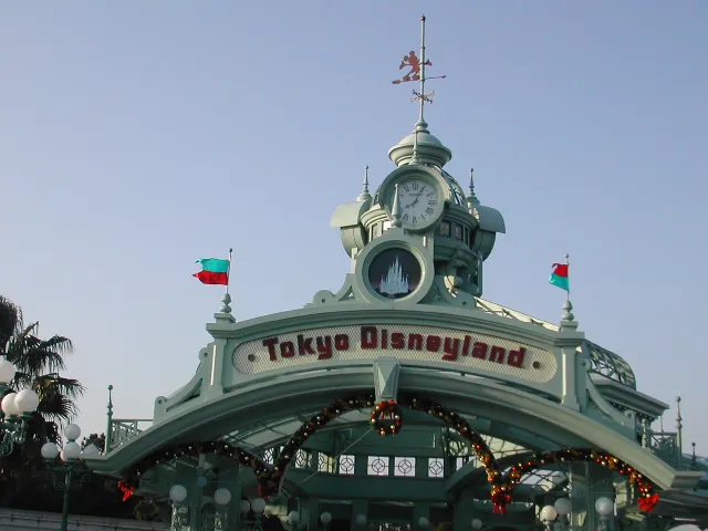 ペデストリアンデッキ入り口（ディズニーランド）