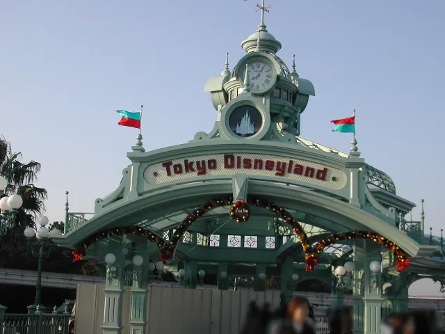 ペデストリアンデッキ入り口（ディズニーランド）