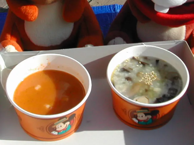 きのこのおかゆスープとカルビ＆エッグのスパイシースープ（ザ・ガゼーボ）