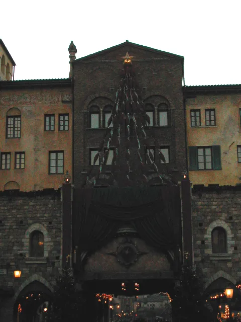 ミラコスタ通り入り口の装飾（ハーバーサイド・クリスマス 2004）