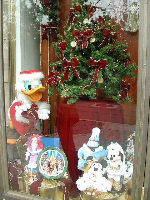 マクダックス・デパートメントストアのショッピングウィンドウ（ハーバーサイド・クリスマス 2004）