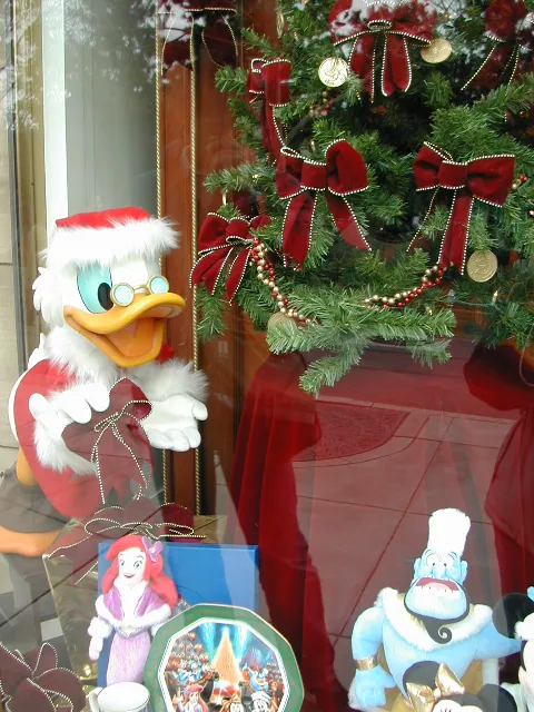 マクダックス・デパートメントストアのショッピングウィンドウ（ハーバーサイド・クリスマス 2004）