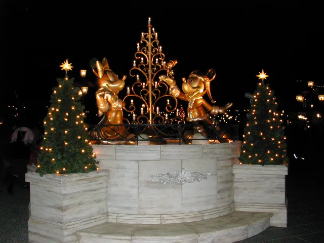 ミッキーとミニーのモニュメント（ハーバーサイド・クリスマス 2004）