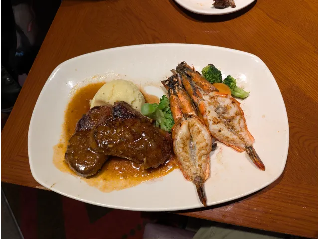 リブアイステーキとグリルシュリンプ（OUTBACK STEAKHOUSE）