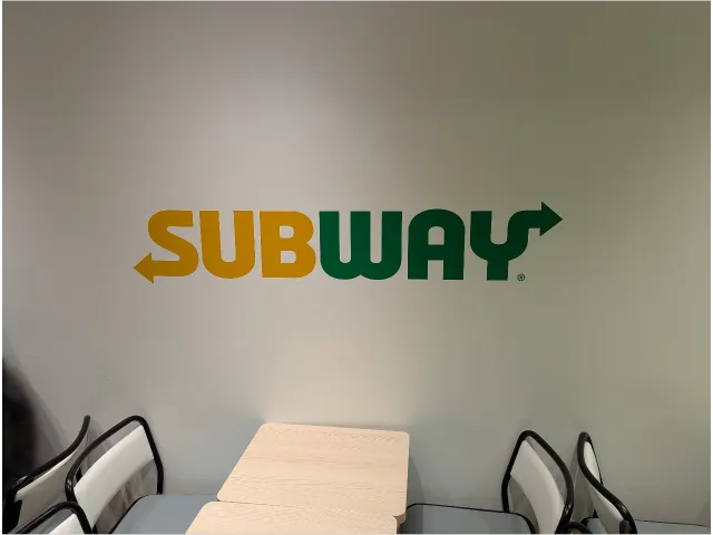 店内壁ロゴ（サブウェイ）