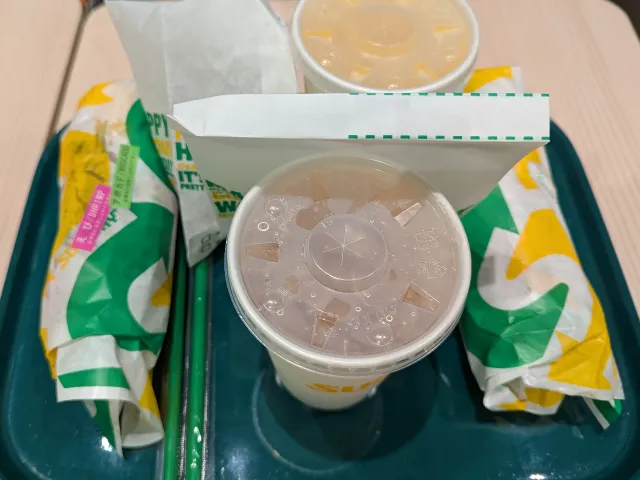 商品とトレイ（サブウェイ）