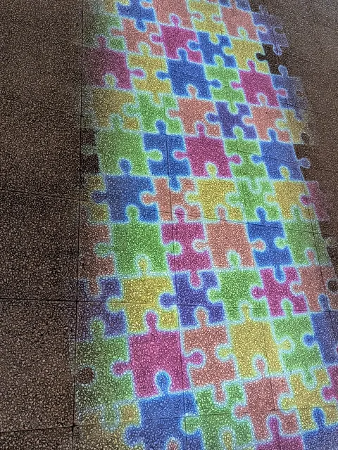 パズルピース柄のプロジェクション(イクスピアリリニューアル)