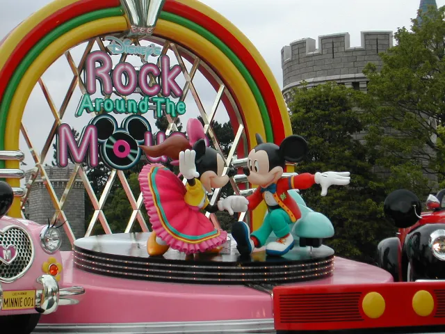 ダンスするミニーとミッキー（ディズニー・ロック・アラウンド・ザ・マウス）