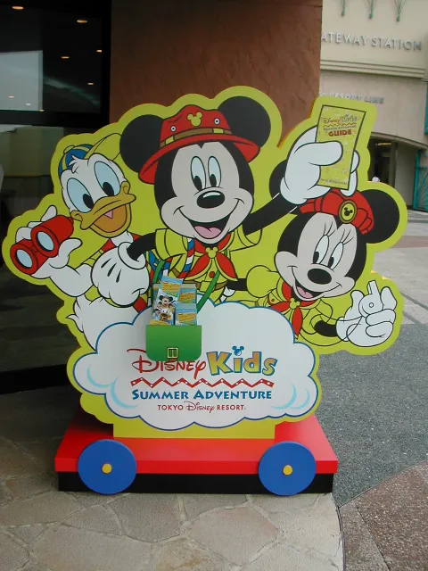 ディズニーキッズ・サマーアドベンチャー ガイド配布看板（東京ディズニーリゾート・ウェルカムセンター）
